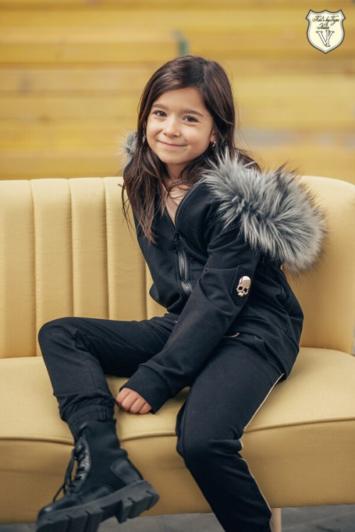 Dievčenské bavlnené tepláky čierne so zlatým prúžkom Voga Kids by Italia, veľ. 146/152